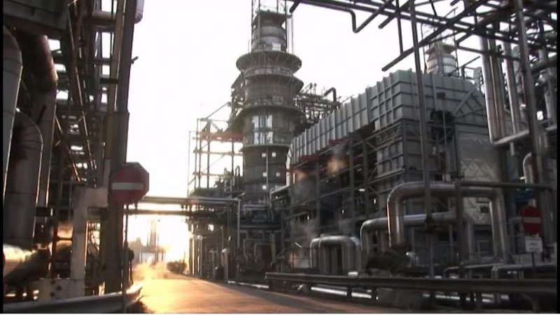 Kratki spoj? Buknuo požar u najvećoj europskoj rafineriji... (Video)