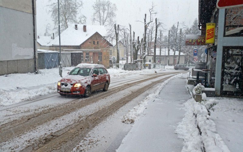 Nevrijeme u Prnjavoru - snijeg ne posustaje, stado ovaca zameteno u Štrpcima