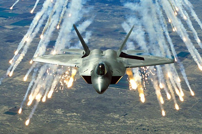 Rojters: Poljaci bi da impresioniraju Trampa – jačaju vojsku i kupuju nove avione