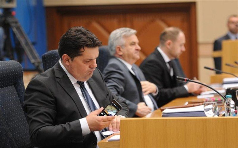 Sjednica NSRS: Stevandić napravio pometnju, aplauzi za Čubrilovića 