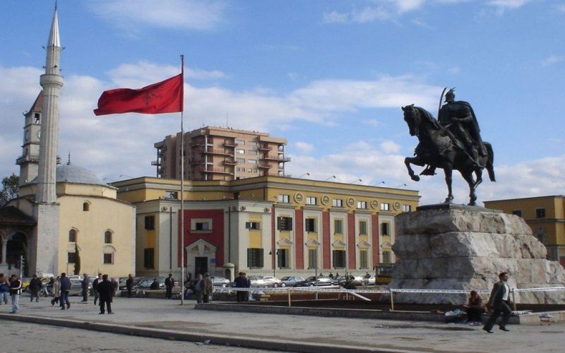  Tirana: Izgazio zastavu Srbije zbog hapšenja Haradinaja