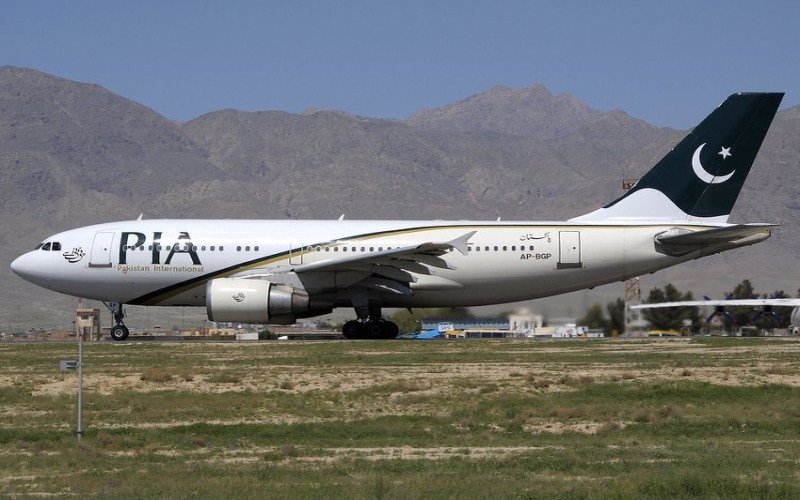 Srušio se pakistanski avion sa više od 40 putnika