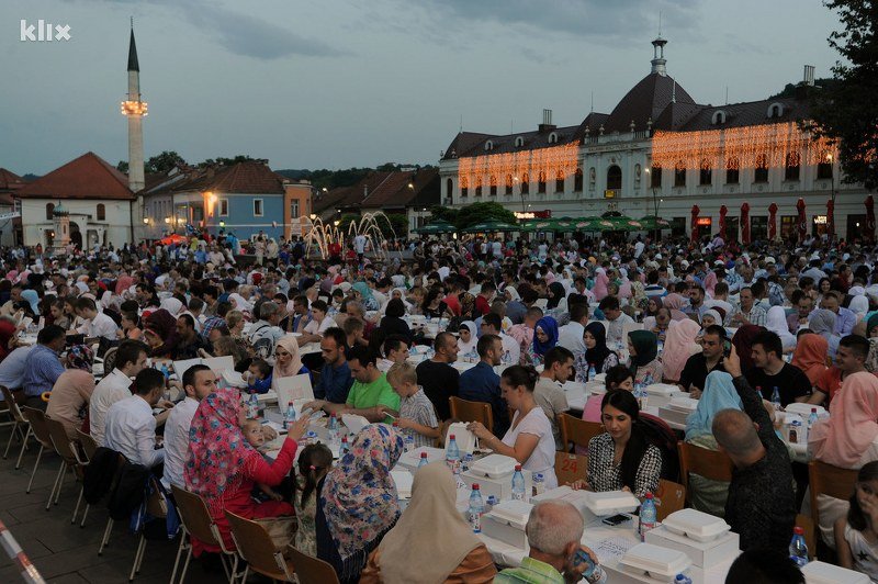 Noć za pamćenje: Dvije hiljade Tuzlaka iftarilo i večeralo na Trgu Slobode
