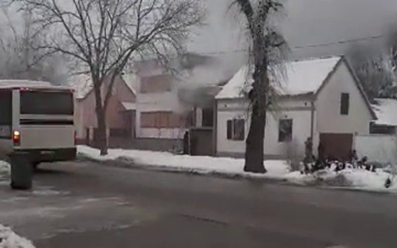 Gori kuća u Vinkovcima, ima ozlijeđenih, ali i mrtvih ljudi 