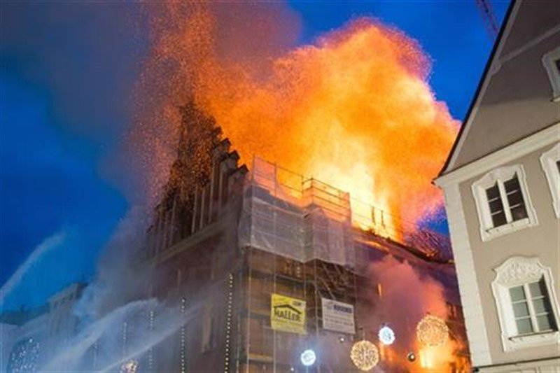 Nemačka: Veliki požar zahvatio šest vekova staru većnicu