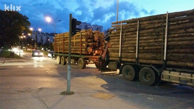 Povređena četiri lica u padu balvana sa kamiona