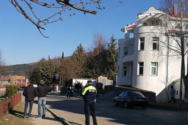 Bileća : Kašikara bačena ispred kuće ljekara