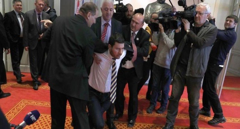 Pernara iznijeli iz Sabora: Ovo je demokracija! Ovo je HDZ!