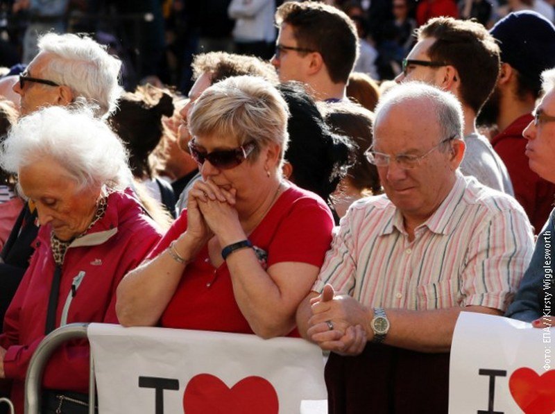 Hiljade ljudi na bdenju na trgu u Mančesteru