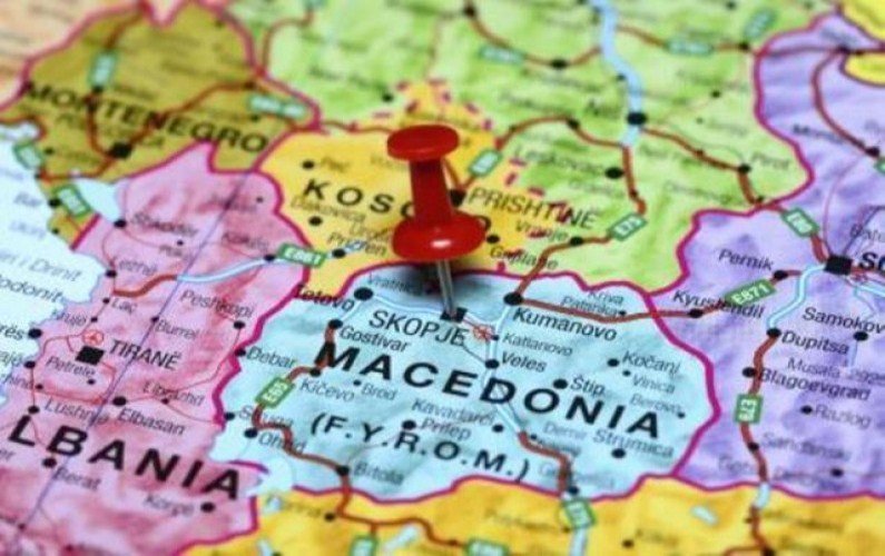 Traktori i dalje blokiraju granicu, prelaz samo pešice
