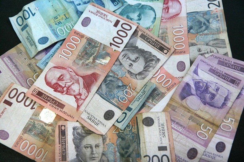 Privreda u Srbiji uzima manje kredita a više kasni u otplati rata