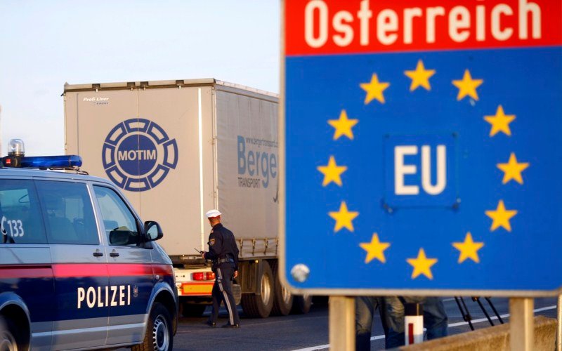 Deset Bugara u malom automobilu