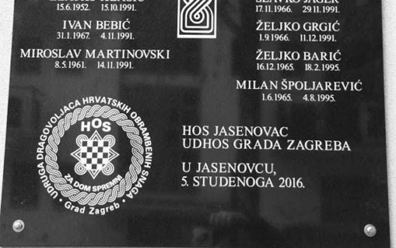 Prelepljena tabla sa natpisom Za dom spremni