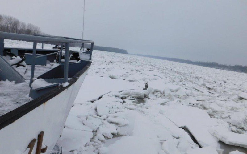 Mađarski ledolomac probio led na daljskoj krivini
