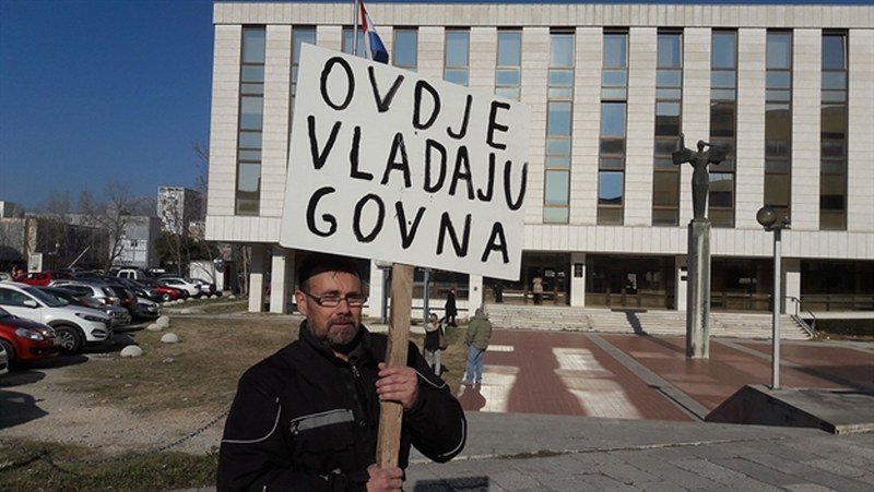 VIDEO Stao ispred splitskog suda s natpisom -Ovdje vladaju govna-, odvela ga policija