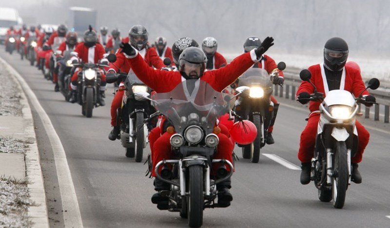Beogradski Deda Mrazovi voze motore i mame osmehe gde god da se pojave!