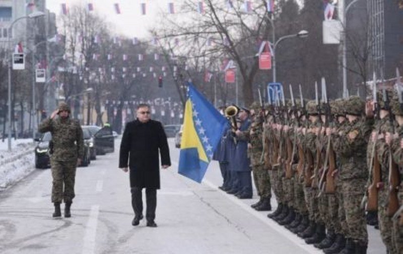 Unatoč zabrani Ivanić postrojio vojnike u povodu neustavnog Dana Republike Srpske