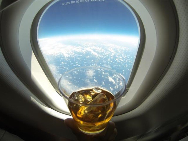 Putnici popili sav alkohol u avionu, pilot im čestitao