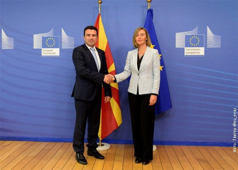 Zaev sa Mogerinijevom i Hanom u Briselu