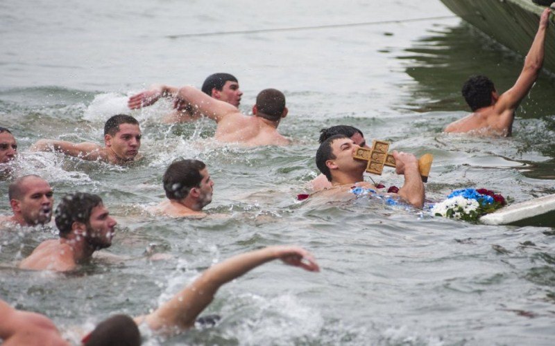 Srbija: Obeležava se Bogojavljenje, za krst i kroz led