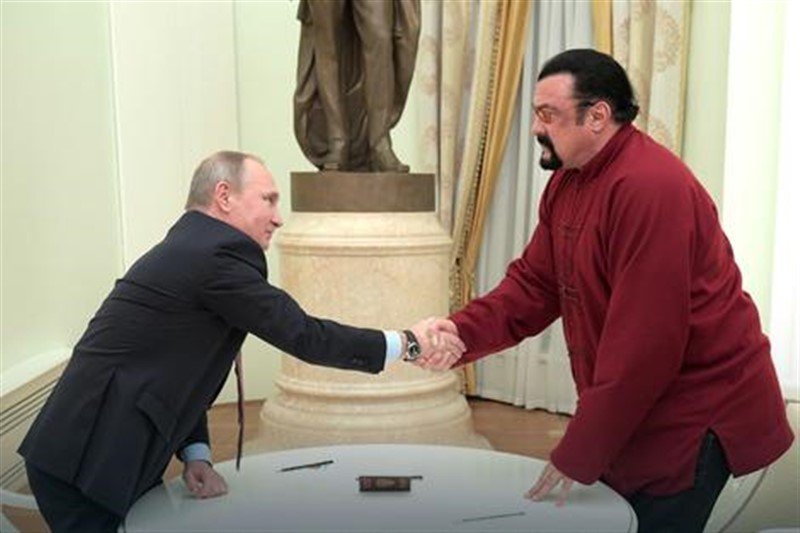  Putin uručio pasoš holivudskom glumcu
