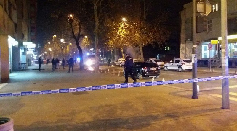 Automobil dignut u vazduh, vozač zapaljen istrčao iz kola