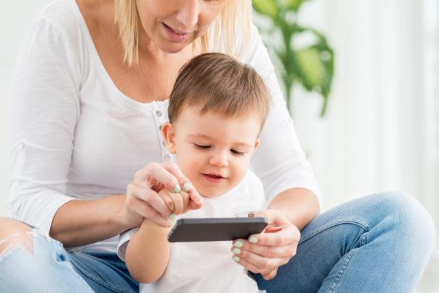Pedijatri: Ne morate više braniti bebi da koristi telefon