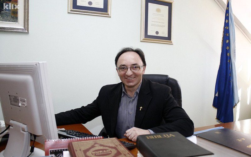 Sveštenik i dizač tegova don Anto Ledić prodaje priznanja i nagrade da bi spasio mlade živote