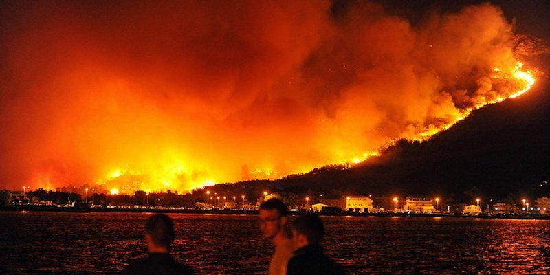 Širi se nesnosan smrad: Oblak dima se nadvio nad Splitom 
