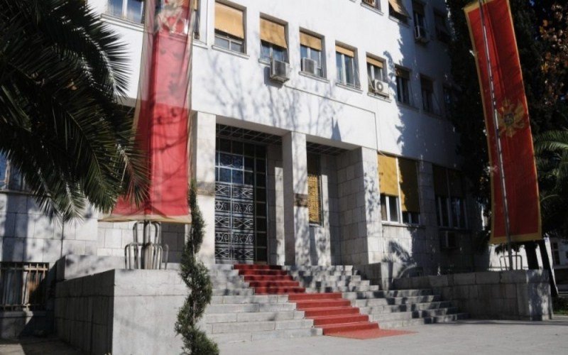 Zarađuju i nakon prestanka funkcije: Bivšim poslanicima čak 876.000 eura