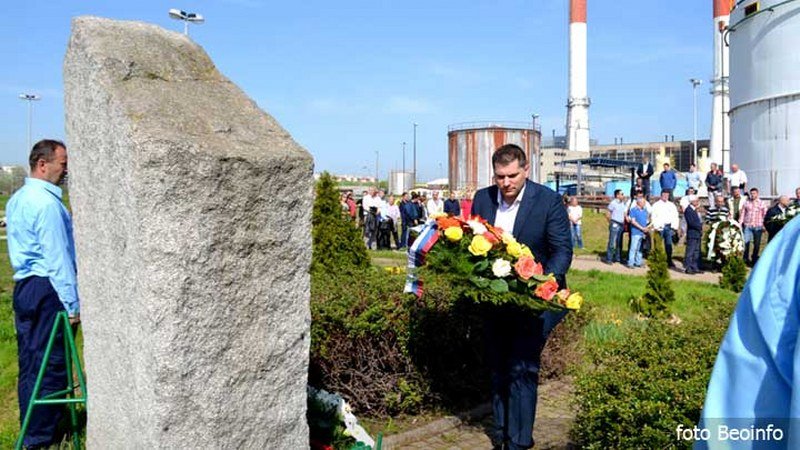 Položeni venci na spomen-obeležje Zašto?