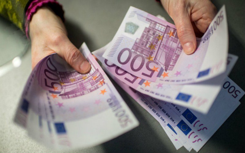 Građani Srbije duguju najmanje u regionu: Svaki čovek po 1.000 evra 
