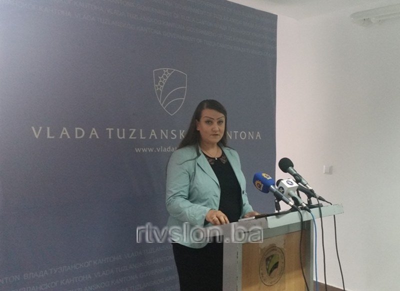 Ministrica za rad, socijalnu politiku i povratak u Vladi Tuzlanskog kantona (TK) Danijela Simić podnijela je neopozivu ostavku na ovu funkciju.