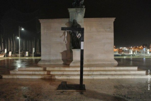 Biste antifašističkih boraca u Puli prekrivene vrećama