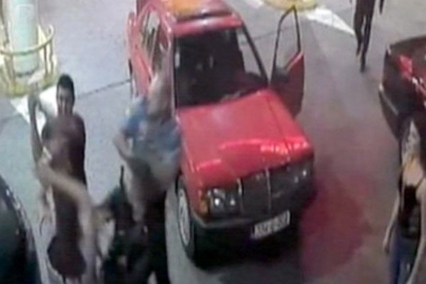 Policajci u Tuzli gledali pokušaj ubistva i pustili nasilnike da odu VIDEO