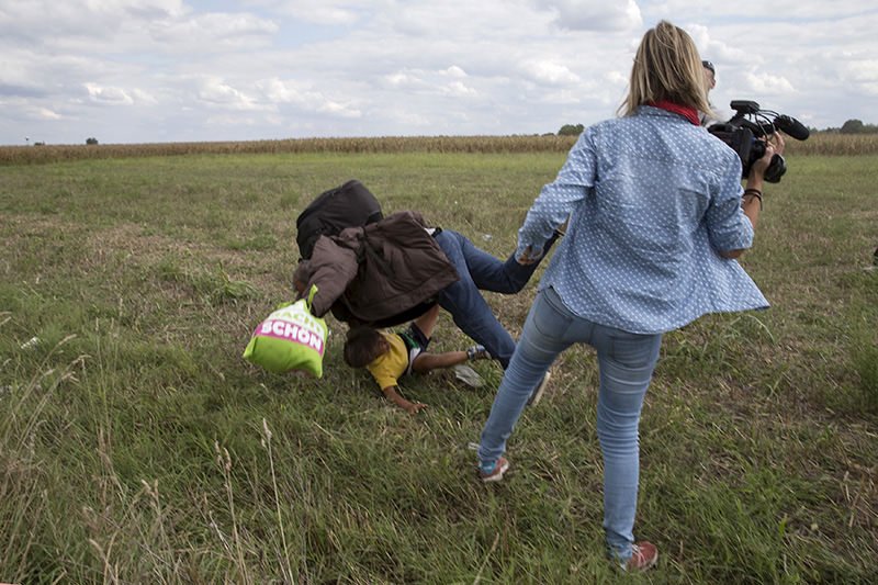 Kamermanka koja je šutirala migrante uslovno osuđena