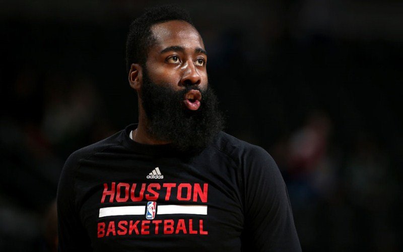 Harden poklonio loptu baki za stoti rodjendan (video) 
