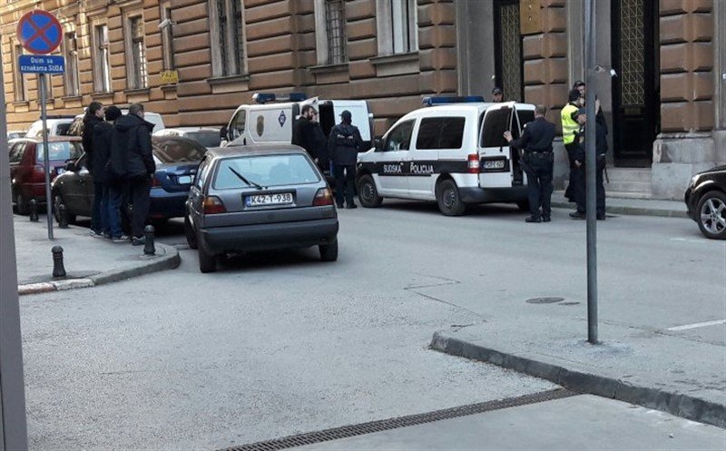 Potukli se na suđenju