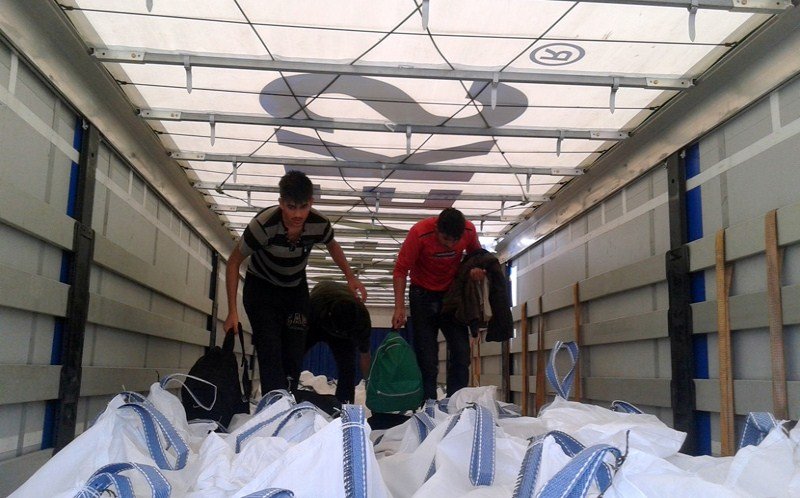  Migranti u tovarima bakarnih granula, štapića za uši...