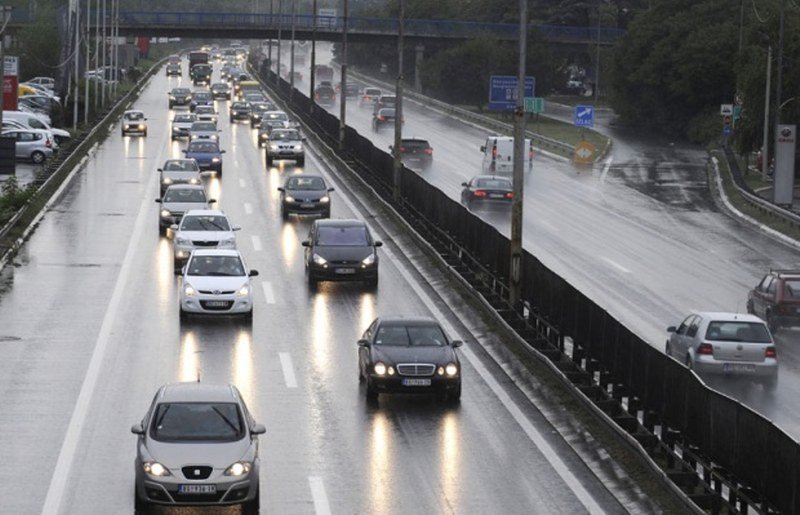 Kiša na putevima, pojačan saobraćaj