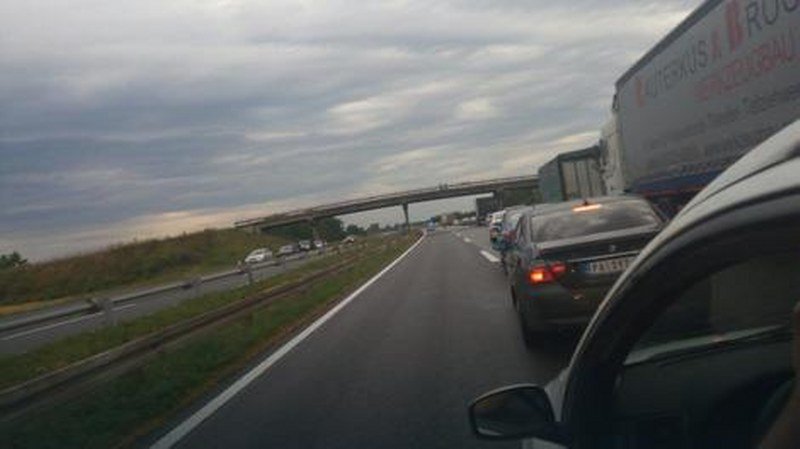 Kilometarska kolona u Grdeličkoj klisuri: U sudaru kamiona, kombija i automobila povređene tri osobe