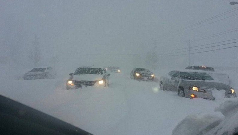 Haos u Bugarskoj: 500 vozila zatrpano u mećavi na autoputu