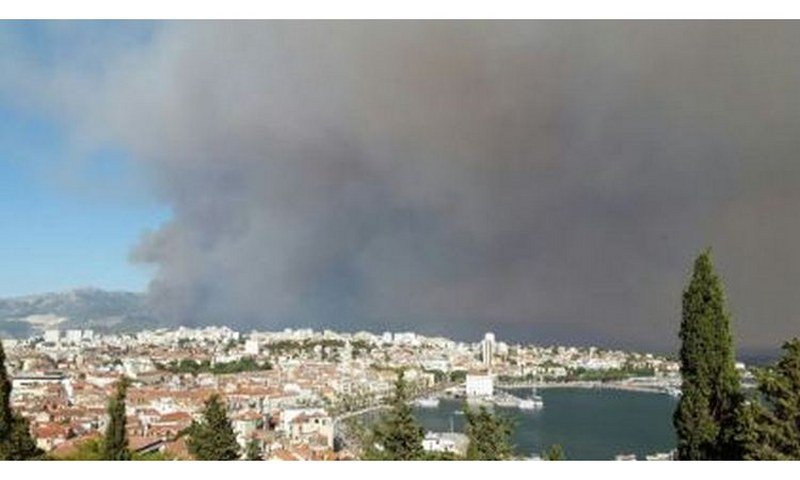 Bijesni požar, zatvorena Jadranska magistrala